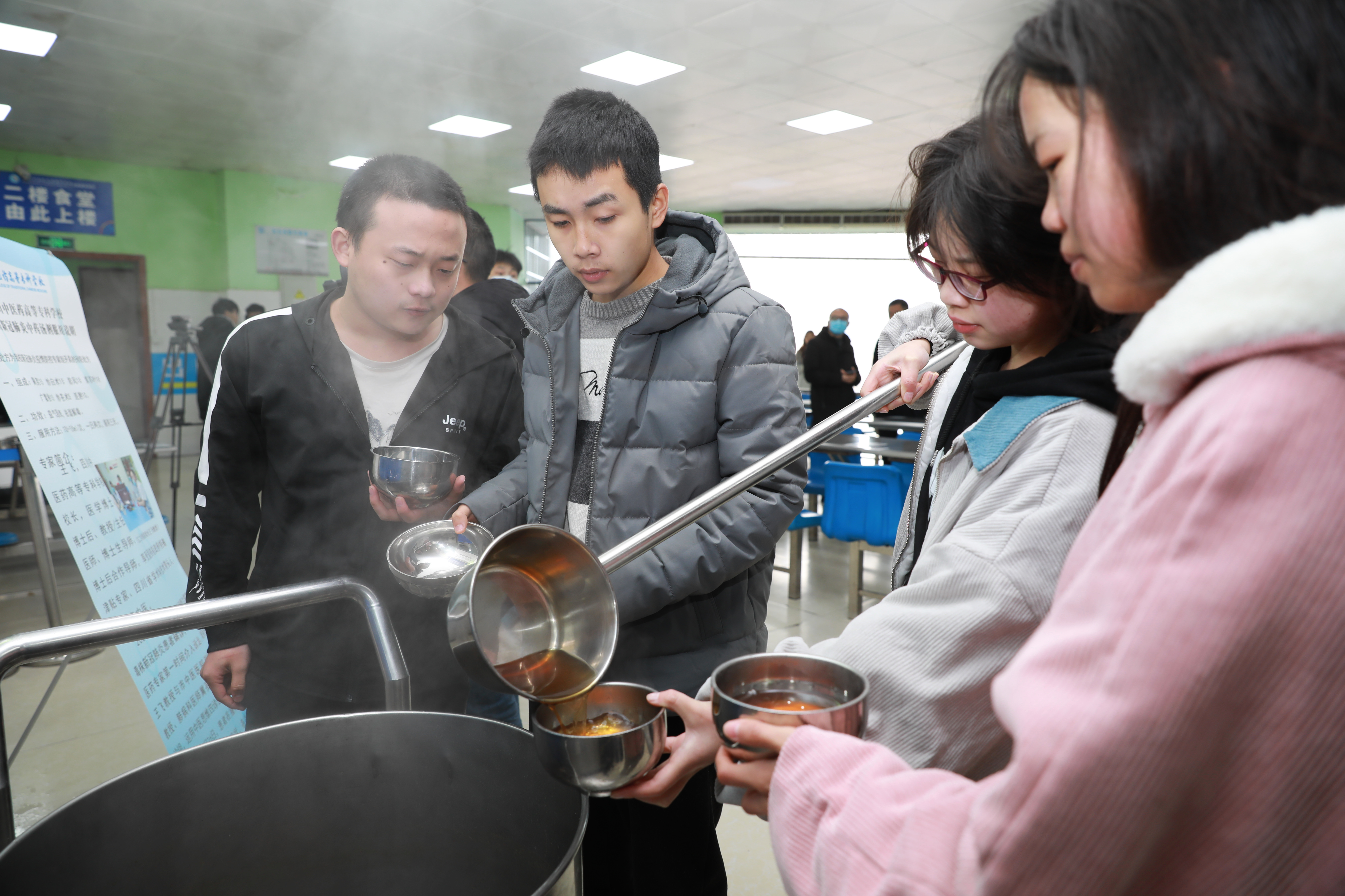 我校熬制预防新冠肺炎中药大锅汤护师生健康